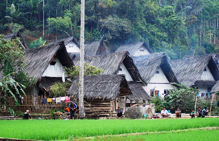 Protokol Kunjungan Kampung Naga: Navigasi Aturan di Lembah Ciwulan