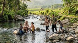 Wisata sungai jernih di Desa Wisata Lebakmuncang Ciwidey